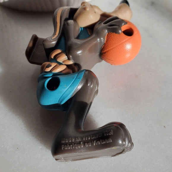 (2) Wile E. Coyote Space Jam 2021 McDonalds Toys 4" - Picture 7 of 8